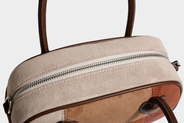 Kleine, strukturierte Henkeltasche aus Patchwork in Farbblöcken aus Beige, Camel, Braun und Rost mit dunkelbrauner Einfassung, herzförmigem