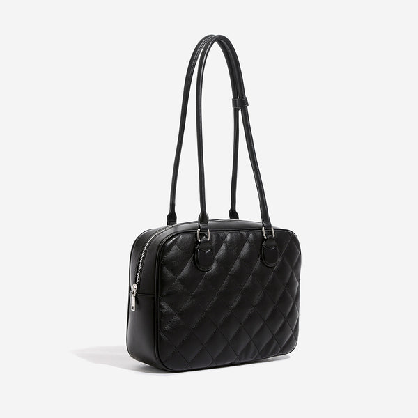 Strukturierte, rautenförmig gesteppte Bowling-Schultertasche mit glänzender Lederoptik, Reißverschluss oben und silberfarbenem