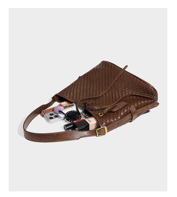 Lässig gewebte Schultertasche in Lederoptik mit Bindebandverschluss, goldfarbenen Metalldetails und einem Schulterriemen, Detailansicht 20