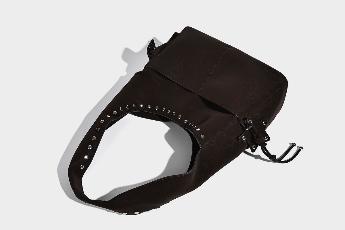 Lässige Hobo-Schultertasche in dunkelbrauner, matter Wildlederoptik mit silberfarbenem, nietenbesetztem Riemen und seitlichem Kordelzug