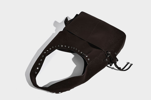 Lässige Hobo-Schultertasche in dunkelbrauner, matter Wildlederoptik mit silberfarbenem, nietenbesetztem Riemen und seitlichem Kordelzug