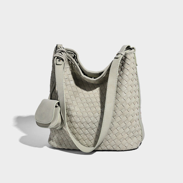 Weich fallende gewebte Hobo-Schultertasche mit Korbgeflecht-Textur, angesetztem Mini-Etui auf der Vorderseite und verstellbarem geknotetem Schulterriemen, Vorderansicht
