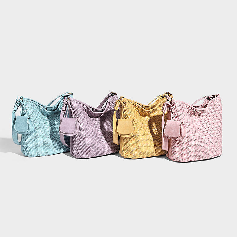 Lässig fallende, gewebte Hobo-Schultertasche in Beutelform in Pink mit abnehmbarem Mini-Etui und goldfarbenen Beschlägen, Detailansicht 31