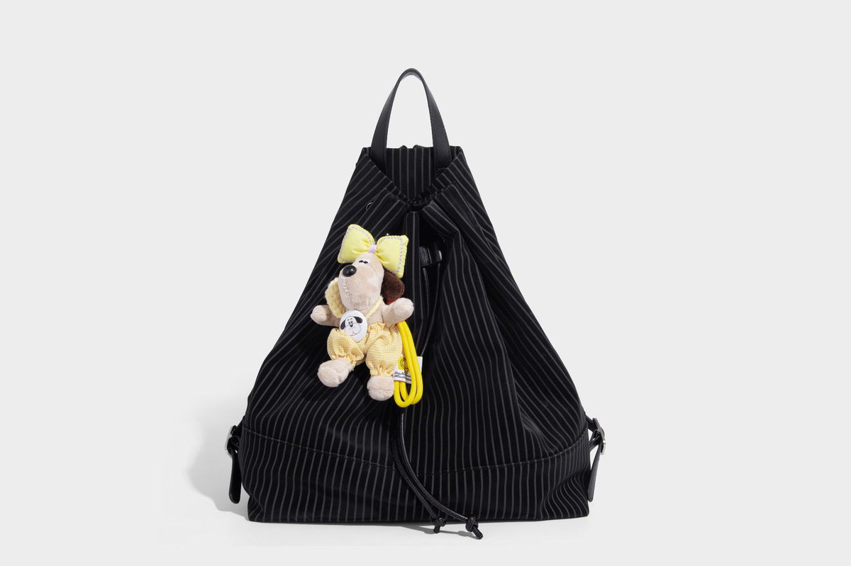 Schwarze wandelbare Rucksack-Handtasche mit Nadelstreifen, Kordelzugverschluss, Tragegriff aus Lederimitat und matten Metallbeschlägen, Detailansicht