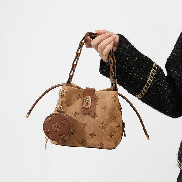 Kompakte Beuteltasche mit geprägtem Monogramm, geflochtenem Kettentragegriff, goldfarbenem Schlossverschluss und befestigtem rundem Münzfach, Vorderansicht