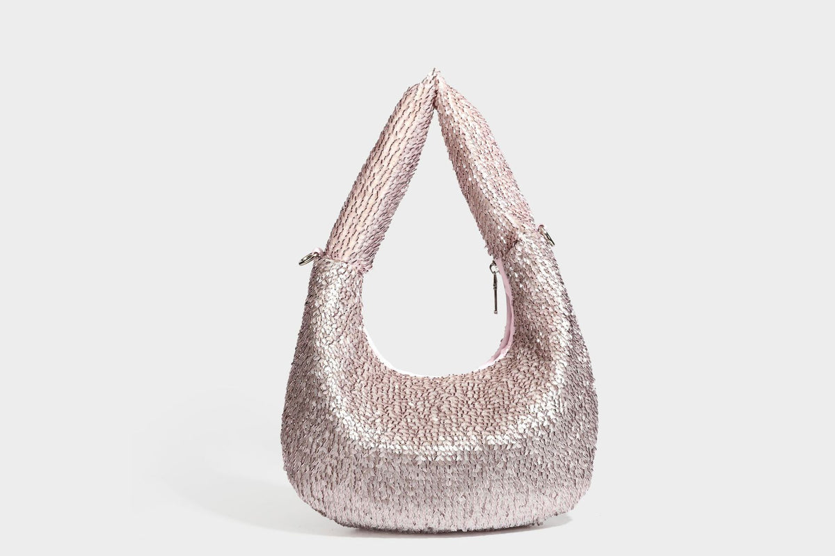 Lässig drapierte, tropfenförmige Hobo-Schultertasche mit durchgehendem Metallic-Paillettenbesatz und silberfarbenen Metalldetails, Detailansicht 32