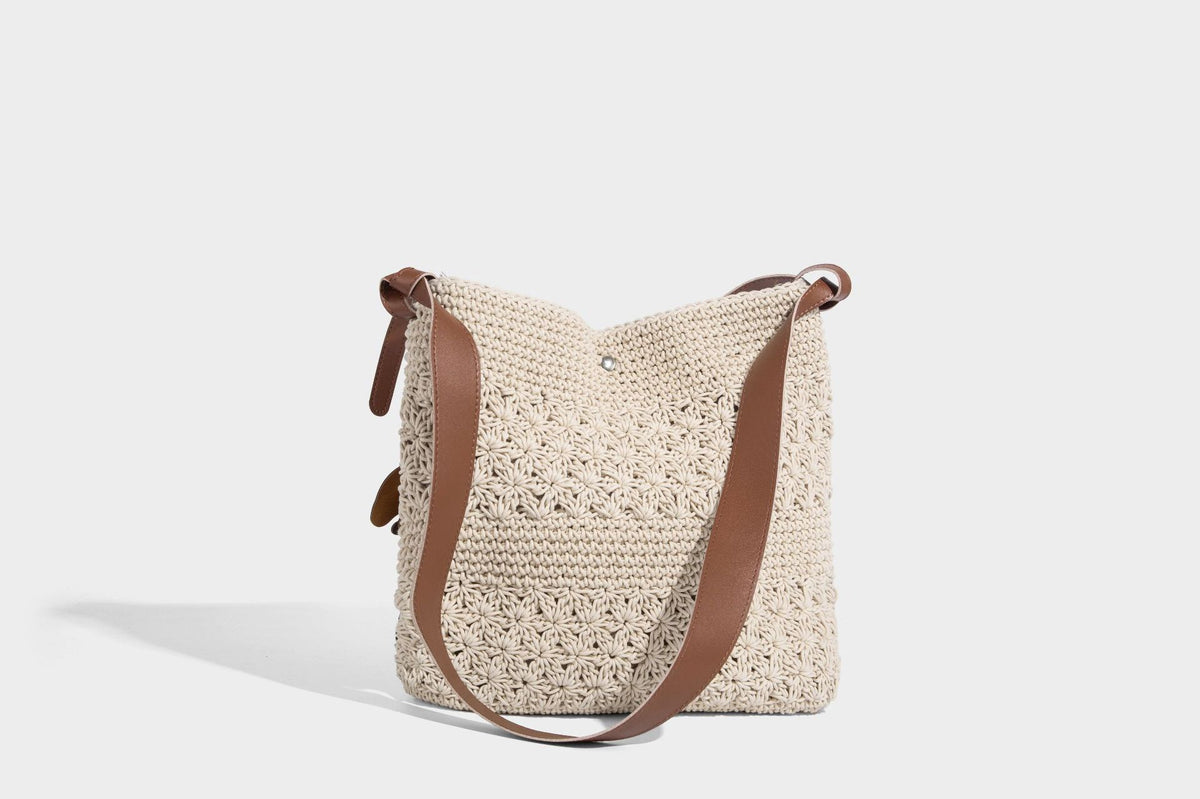 Lässige, gewebte Häkelschultertasche mit verstellbarem Schulterriemen in Cognac-Lederoptik und Druckknopfverschluss, Detailansicht 19