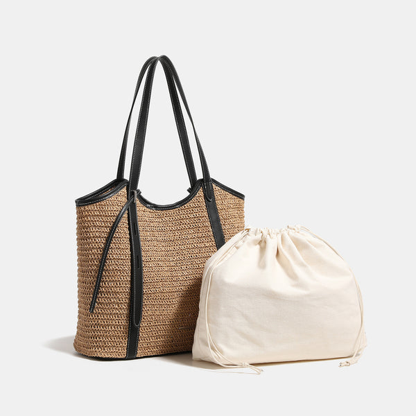 Camelbraune, gewebte Tragetasche in Raffia-Optik mit schwarzer Besatzkante in Lederoptik, langen Schulterriemen und magnetischem Druckverschluss, Detailansicht 2