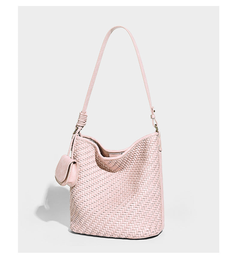 Lässig fallende, gewebte Hobo-Schultertasche in Beutelform in Pink mit abnehmbarem Mini-Etui und goldfarbenen Beschlägen, Detailansicht 16