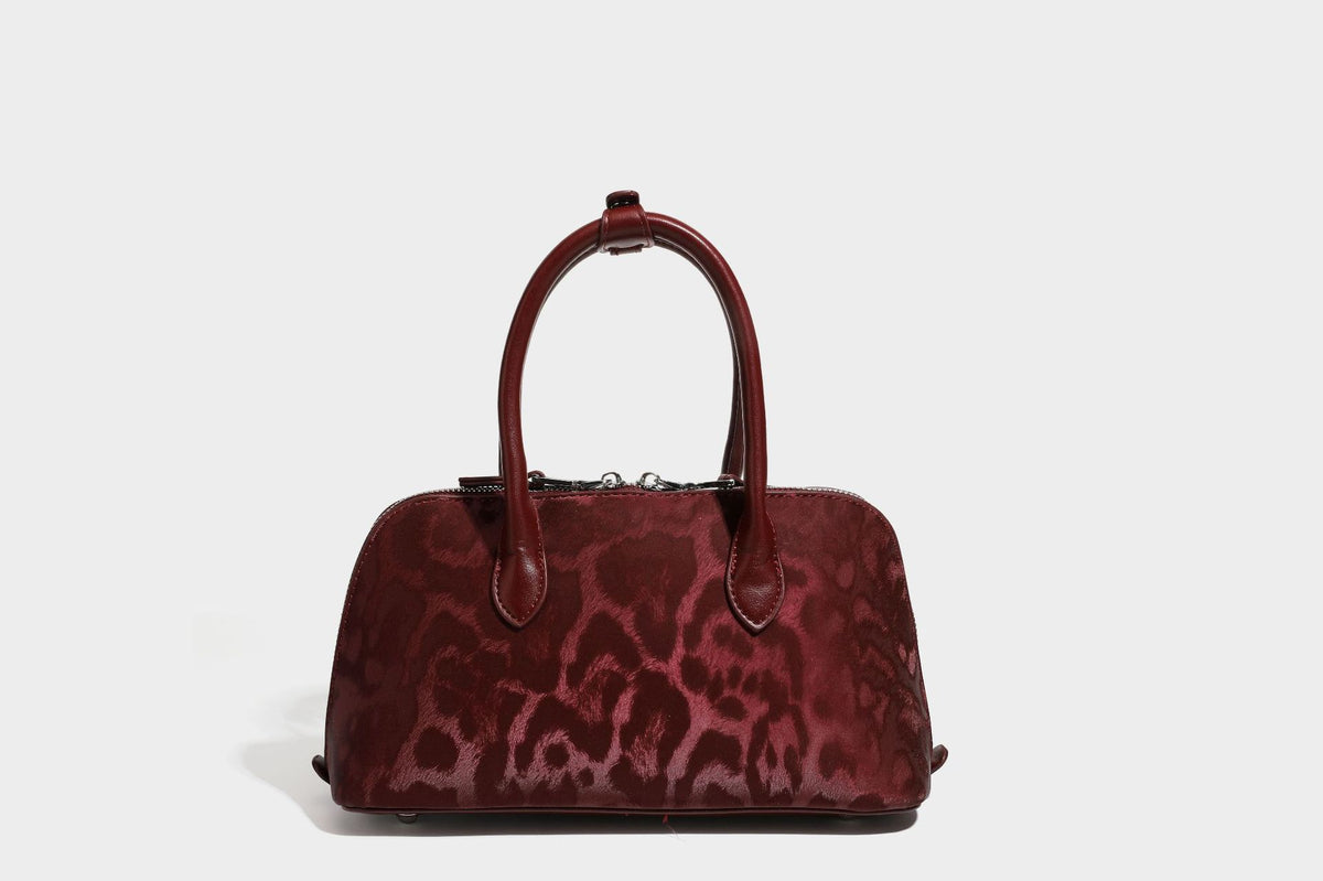 Formstabile Henkeltasche mit Ton-in-Ton-Leopardenprint, glattem Besatz in Lederoptik, gerollten Tragegriffen, vorderem Drehverschluss und