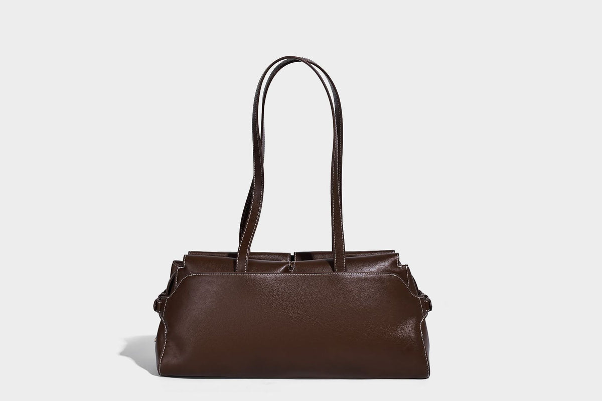 Strukturierte rechteckige Baguette-Schultertasche aus dunkelbraunem Material in glatter Lederoptik mit zwei Riemen und Reißverschluss oben
