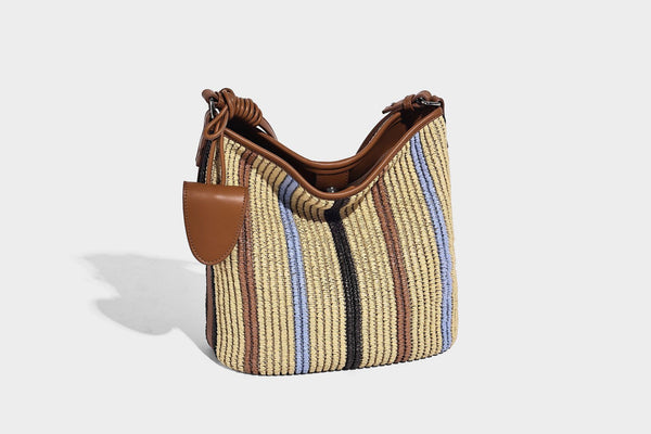 Gestreifte, gewebte Schultertasche in Strohoptik mit Besatz in hellbrauner Lederoptik und langem verstellbarem Riemen, Detailansicht 24