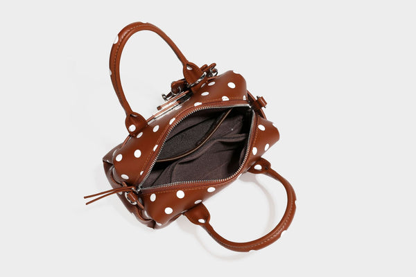 Kleine, strukturierte Mini-Henkeltasche mit Punktmuster, Sternanhänger, Schnallendetail auf der Vorderseite, zwei Henkeln und abnehmbarem
