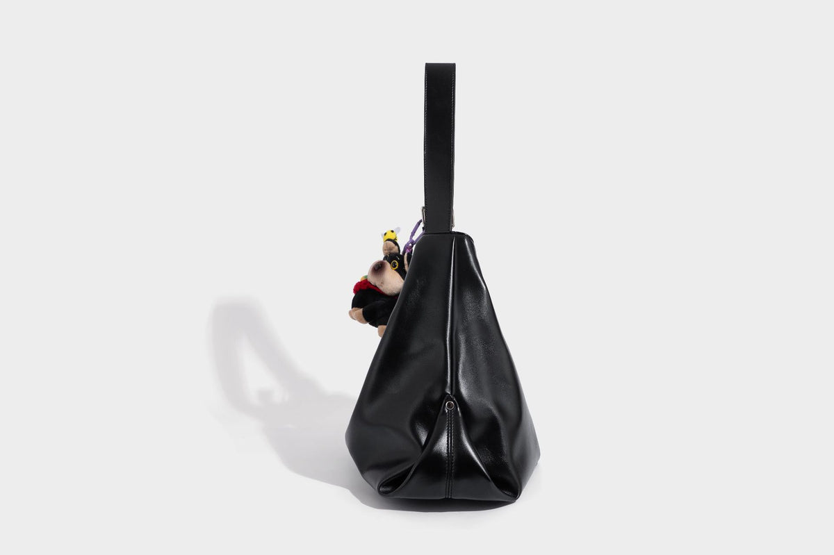 Große schwarze, glänzende Hobo-Schultertasche in Lederoptik mit mit Ösen besetztem Riemen, silberfarbenen Beschlägen und abnehmbarem