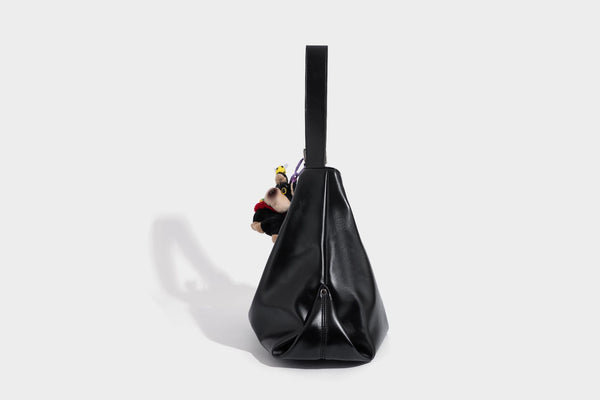 Große schwarze, glänzende Hobo-Schultertasche in Lederoptik mit mit Ösen besetztem Riemen, silberfarbenen Beschlägen und abnehmbarem