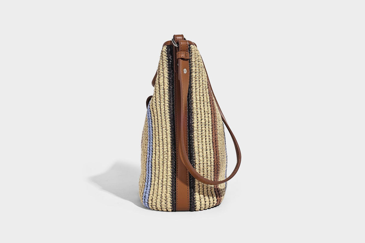 Gestreifte, gewebte Schultertasche in Strohoptik mit Besatz in hellbrauner Lederoptik und langem verstellbarem Riemen, Detailansicht 18