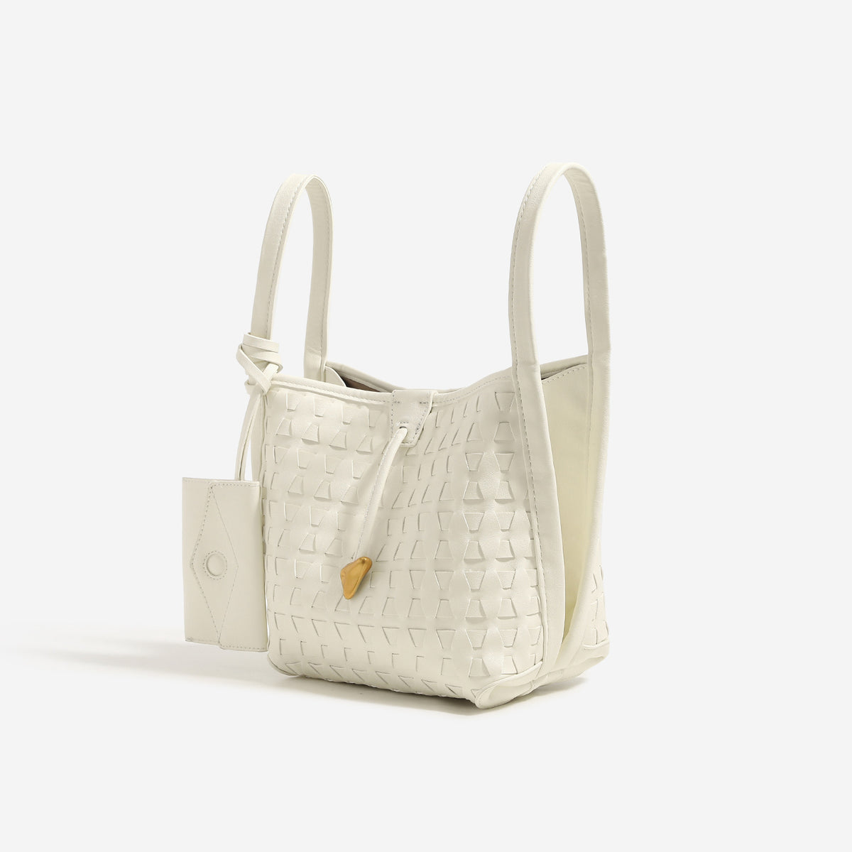 Cremefarbene Beuteltasche mit geprägtem geometrischem Dreiecksmuster, schmalem Schulterriemen, Dreiecksanhänger in Goldoptik und abnehmbarer Mini-Tasche mit Druckknopf