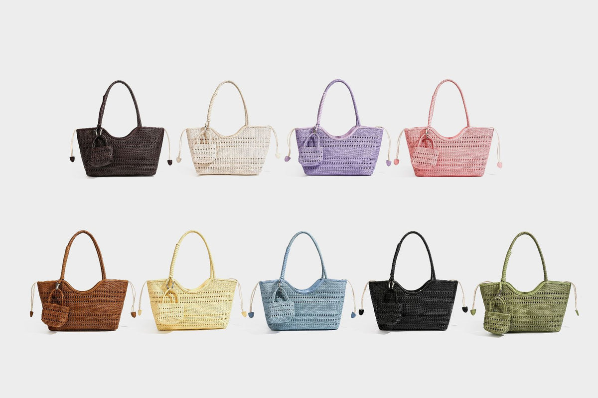 Tote-Bag aus strukturiertem Webmaterial in Dunkelbraun mit geflochtenen Henkeln, seitlichen Kordelzügen und einem befestigten Mini-Beutel aus Webmaterial mit