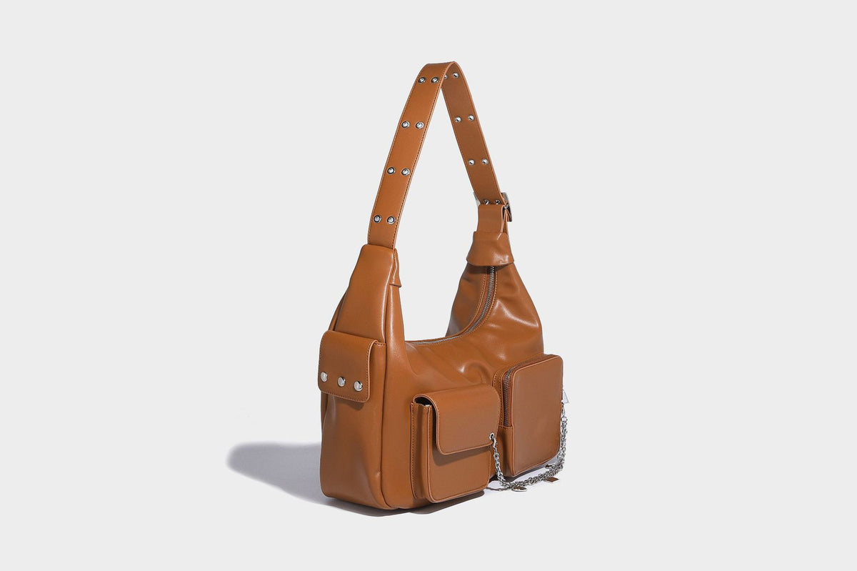Lässig fallende Hobo-Schultertasche mit glänzender Lederoptik, vorderen Klappentaschen, Kettenapplikationen und silberfarbenen Nietbeschlägen