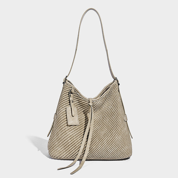 Große Schultertasche im gewebten Look mit glattem Besatz in Lederoptik, verstellbarem Riemen und herabhängendem Anhänger, Detailansicht