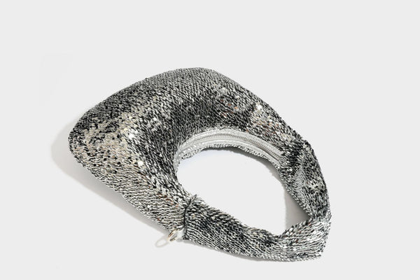 Hobo-Schultertasche in lässiger Tropfenform mit durchgehendem Metallic-Paillettenbesatz und silberfarbenen Beschlägen, Detailansicht 46