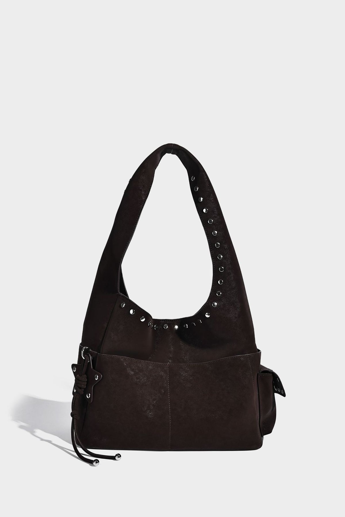 Lässige Hobo-Schultertasche in dunkelbrauner, matter Wildlederoptik mit silberfarbenem, nietenbesetztem Riemen und seitlichem Kordelzug