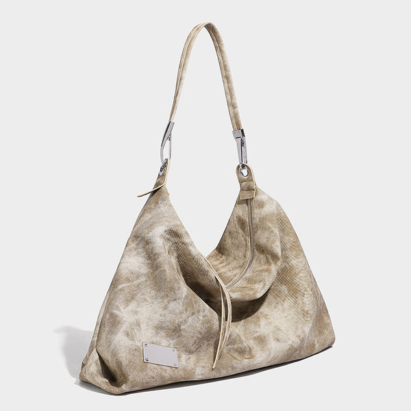 Große, lässig fallende Hobo-Schultertasche mit gewaschener, matter Struktur, Reißverschluss oben, silberfarbenen Beschlägen und langem, detail