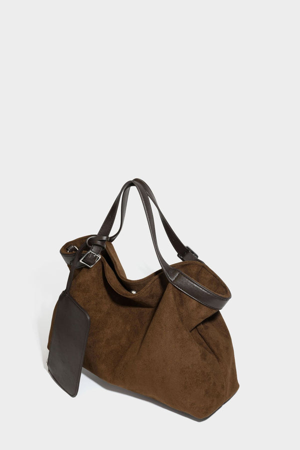 Große, weich fallende Tote aus Wildlederoptik in warmem Braun mit dunklen glatten Besätzen, zwei Tragegriffen, abnehmbarem Reißverschluss-Etui und, Detail