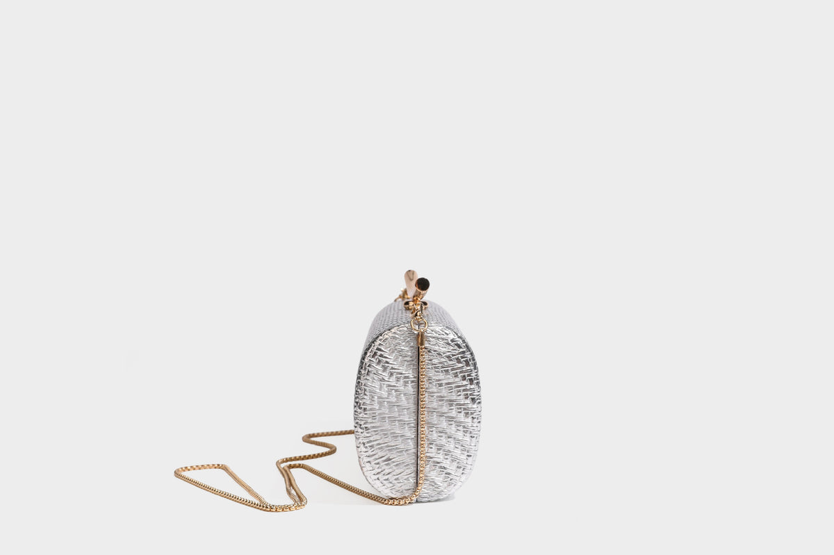 Strukturierte metallische Abend-Clutch mit gewebter Optik, geschwungenem goldfarbenem Kiss-Lock-Verschluss und abnehmbarem schmalem goldfarbenem Kettenriemen