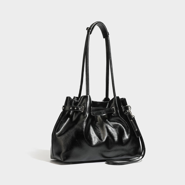 Glänzende schwarze lässige Schultertasche mit gerafftem oberen Rand, zwei langen Riemen, Beschlägen in Silberoptik und abnehmbarem Crossbody-Riemen