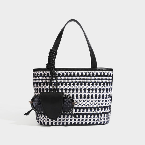 Kleine, formstabile, gewebte Tote-Bag im Schachbrettmuster mit glattem Kunstlederbesatz, zwei Tragegriffen, abnehmbarem Schulterriemen und