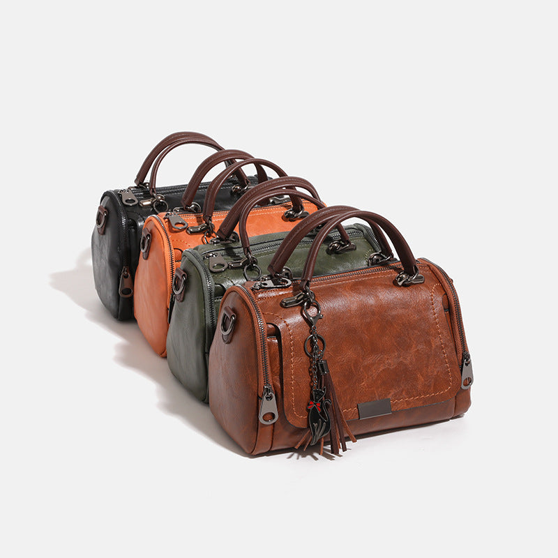 Kompakte, strukturierte Barrel-Bag in Used-Lederoptik mit zwei Tragegriffen, abnehmbarem Crossbody-Riemen und Reißverschluss auf der Vorderseite