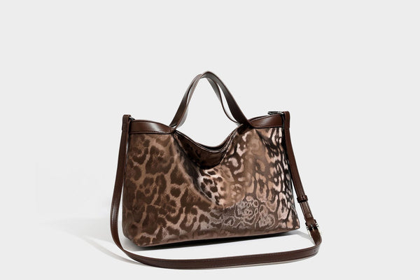 Glänzende Tote-Bag mit Leopardenmuster, dunkelbraunem Besatz in Lederoptik und zwei Tragegriffen, Detailansicht 27
