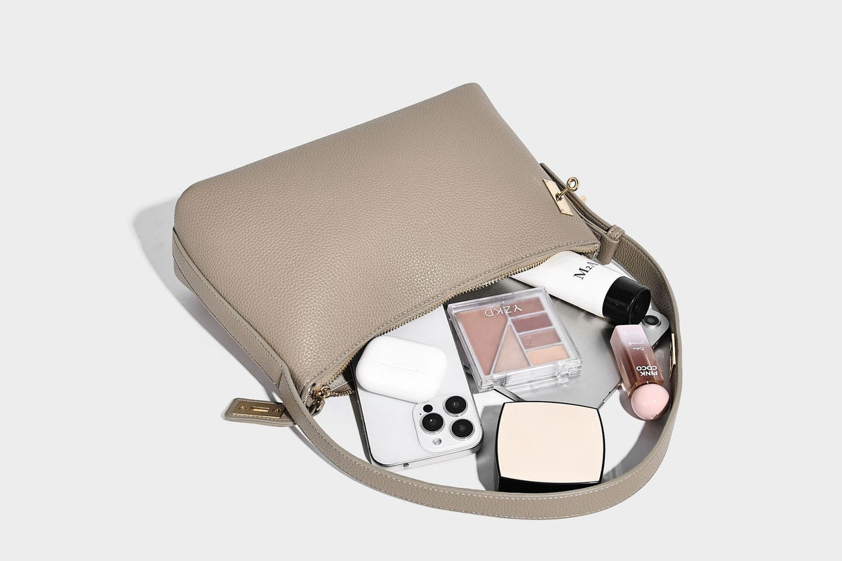 Hobo-Schultertasche in genarbter Lederoptik mit goldfarbenem Drehverschluss und Reißverschluss oben, Detailansicht 30