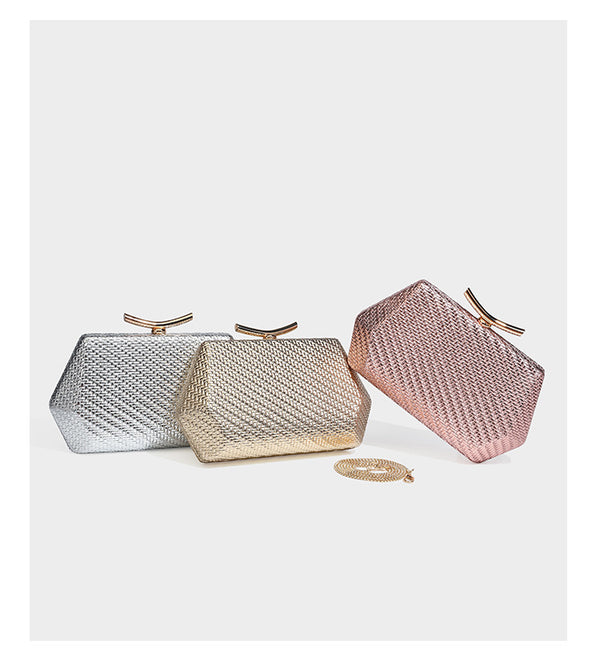 Kleine, strukturierte Clutch aus metallischem Flechtmaterial mit goldfarbenem Bügelverschluss und abnehmbarem Kettenriemen, Detailansicht 17