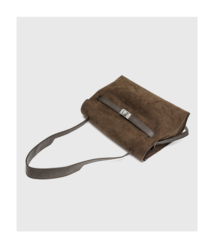 Schultertasche mit Umschlagklappe in kaffeebrauner Velourslederoptik, silberfarbenem Drehverschluss und dunklem Besatz in Lederoptik, Detailansicht 9