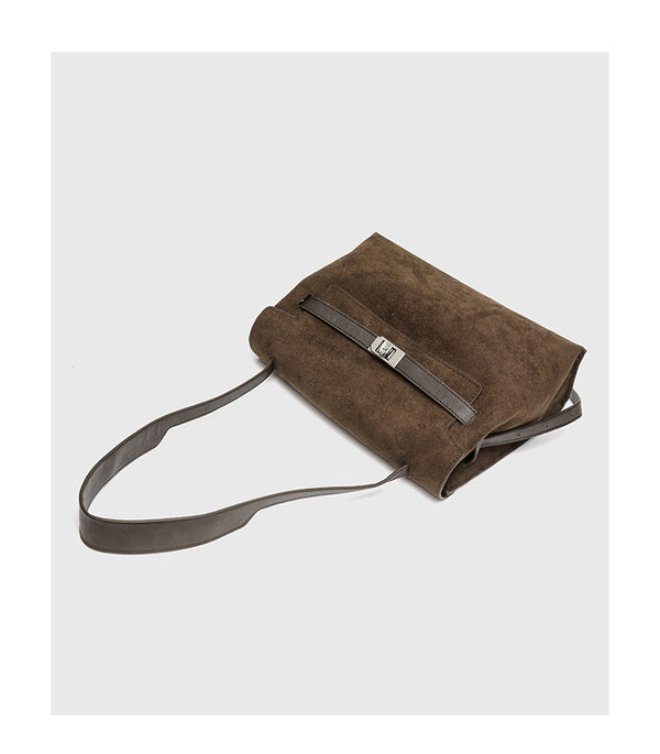 Schultertasche mit Umschlagklappe in kaffeebrauner Velourslederoptik, silberfarbenem Drehverschluss und dunklem Besatz in Lederoptik, Detailansicht 9
