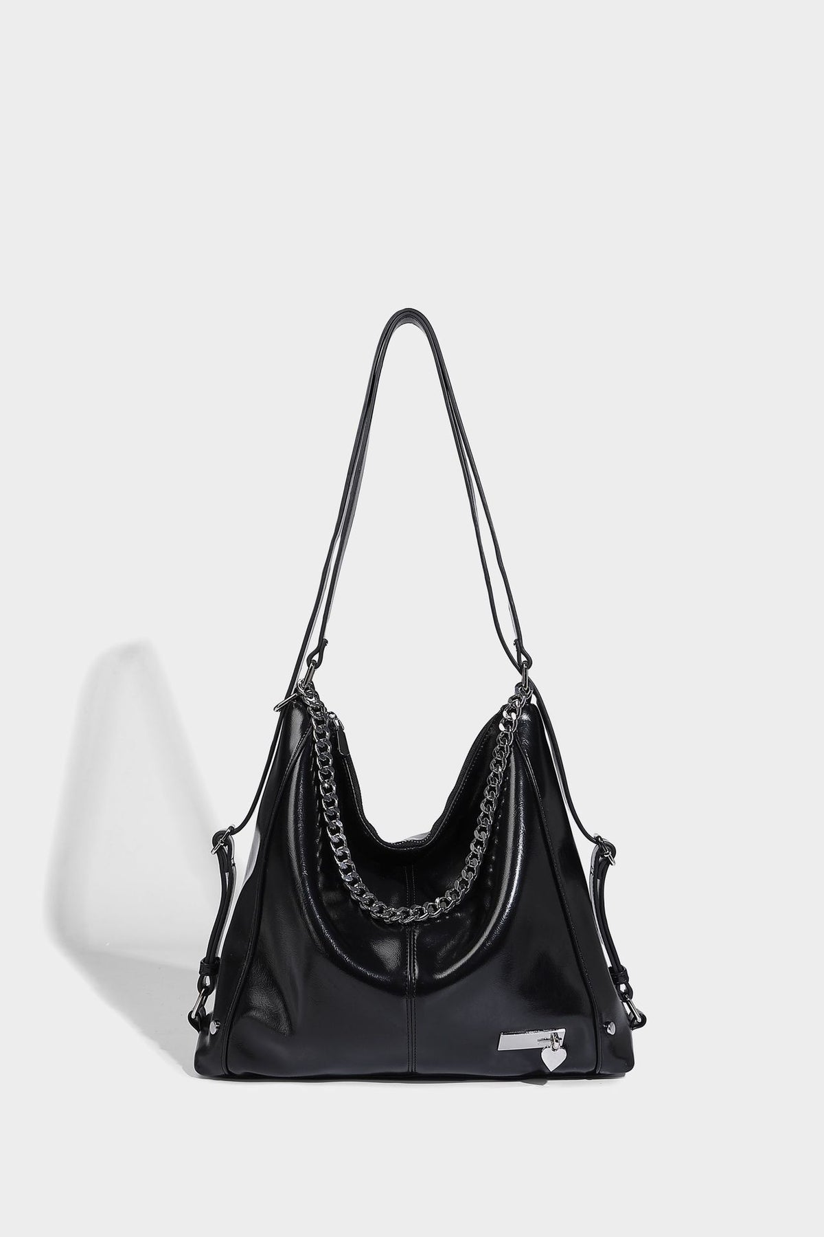 Glänzend schwarze Hobo-Shopper-Tasche mit silberfarbenem Kettenakzent, Reißverschluss oben und langen Schulterriemen, Detailansicht 28