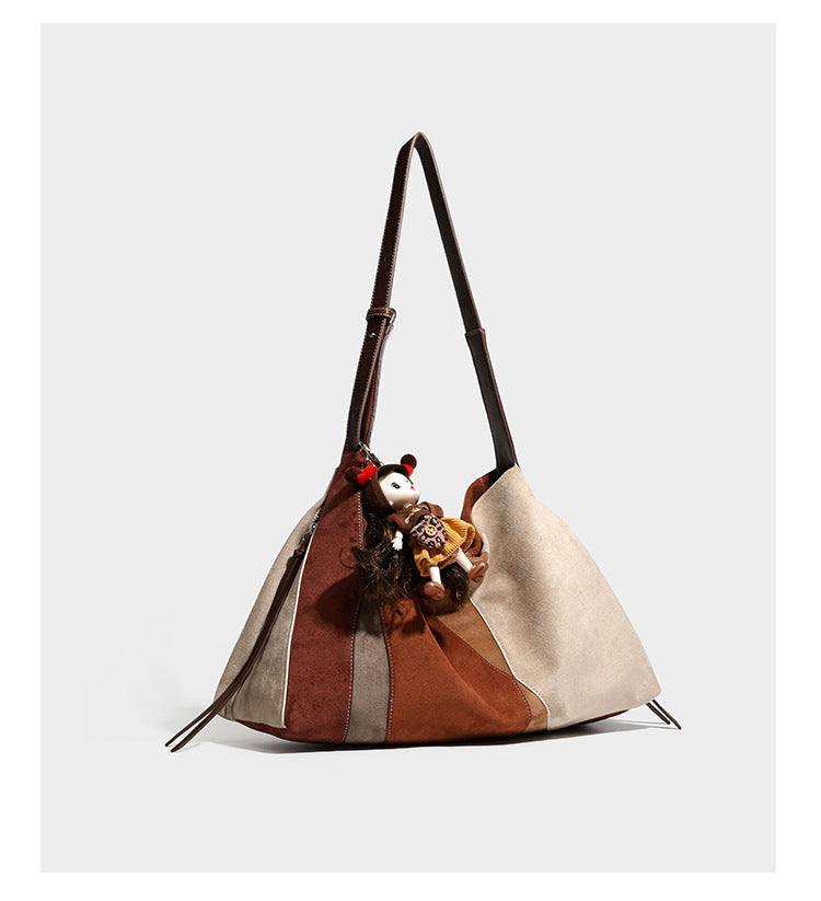 Weich fallende Patchwork-Tote in Braun, Rost, Camel und Beige mit Partien in Velourslederoptik, Besatz in Lederoptik und verstellbarem Schulterriemen