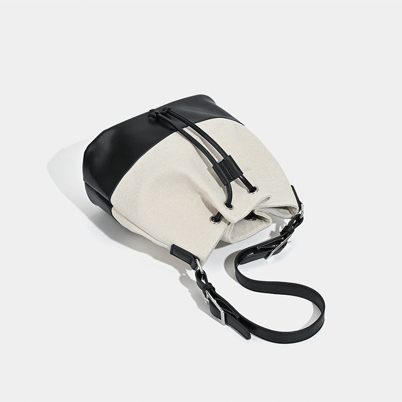 Beigefarbene Bucket-Bag aus Canvas mit Kordelzug, kontrastierendem Unterteil in Lederoptik und verstellbarem Schulterriemen, Detailansicht 4