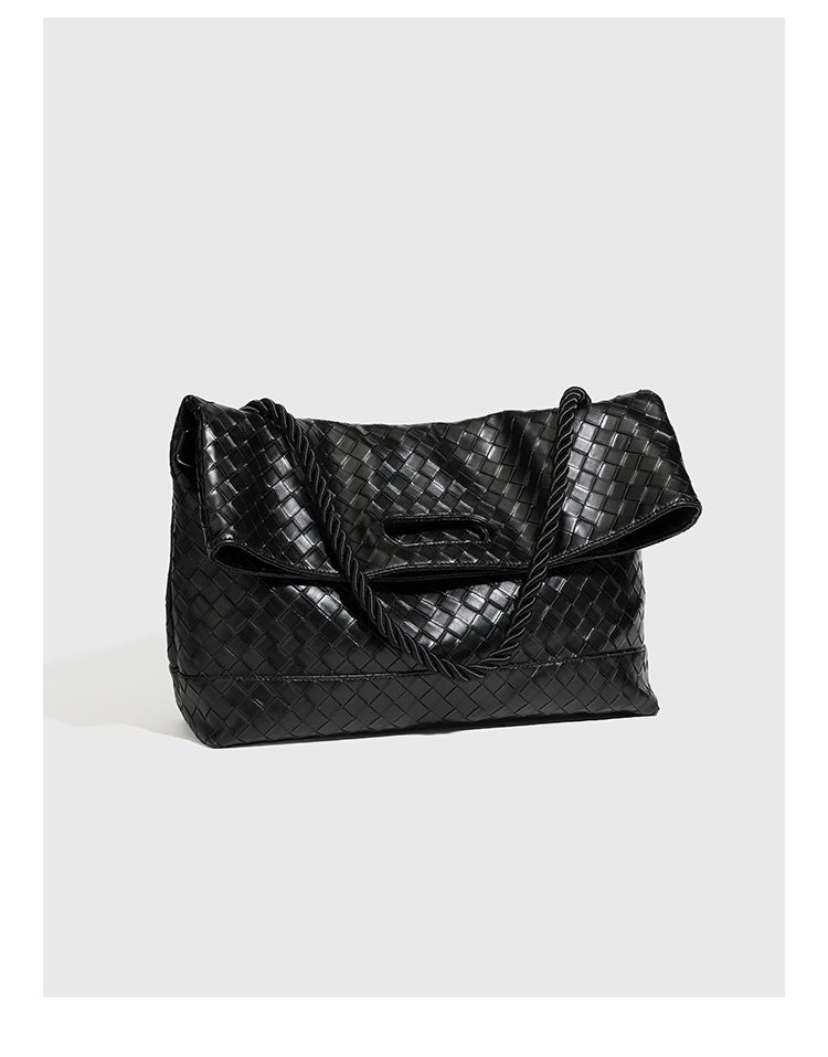 Große schwarze gewebte Schultertasche in Lederoptik mit geflochtenem Henkel, Überschlagverschluss und verstellbarem Crossbody-Riemen, Detailansicht