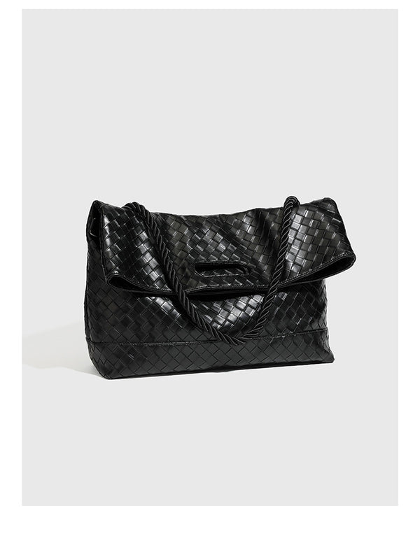Große schwarze gewebte Schultertasche in Lederoptik mit geflochtenem Henkel, Überschlagverschluss und verstellbarem Crossbody-Riemen, Detailansicht