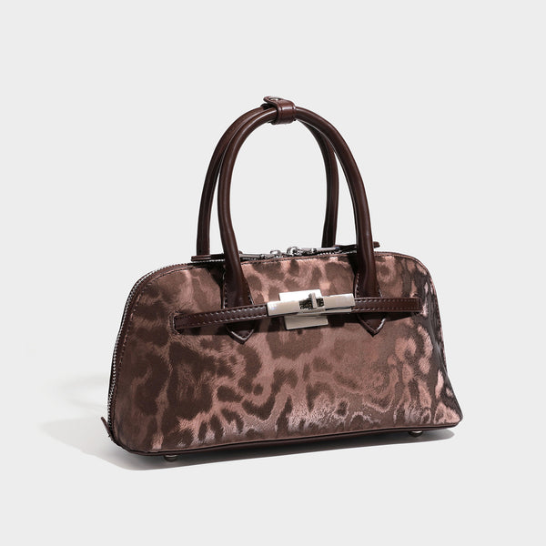 Strukturierte Henkeltasche mit Ton-in-Ton-Leopardenmuster, glatten Besätzen in Lederoptik, gerollten Tragegriffen, vorderem Drehverschluss und