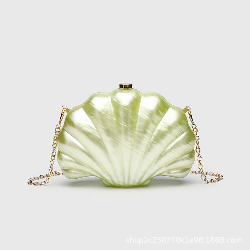 Strukturierte Clutch in Muschelform mit Perlmutt-Finish und goldfarbenem Kettenriemen, Detailansicht 3