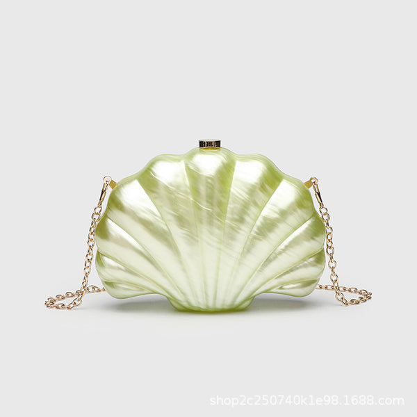 Strukturierte Clutch in Muschelform mit Perlmutt-Finish und goldfarbenem Kettenriemen, Detailansicht 3