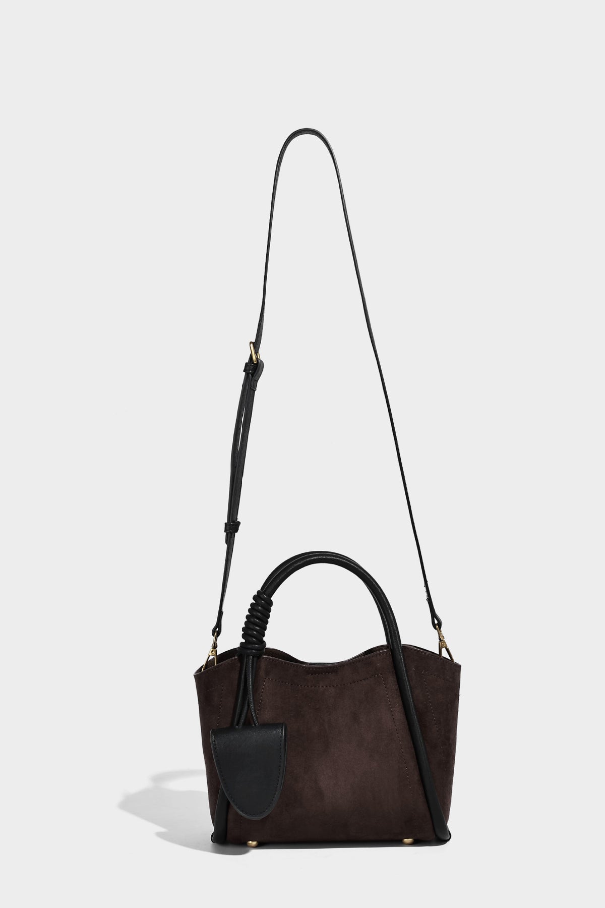 Kleine, strukturierte Tote-Bag mit offenem Design in Dunkelbraun und matter Wildlederoptik, mit schwarzen geknoteten Tragegriffen und befestigtem Front