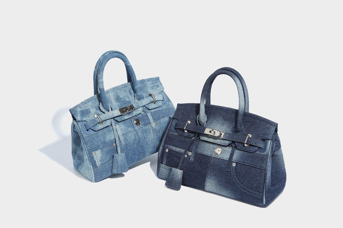 Strukturierte Patchwork-Tasche aus gewaschenem Denim mit gerollten Henkeln, Klappverschluss mit Drehverschluss, aufgesetzten Fronttaschen und, Detailansicht