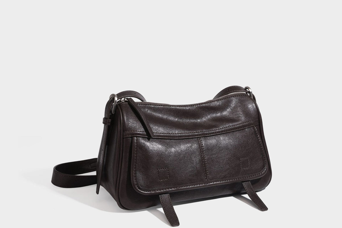 Formstabile rechteckige Schultertasche mit vorderem Überschlag in dunkler Espresso-Lederoptik, silberfarbenen Beschlägen und langem