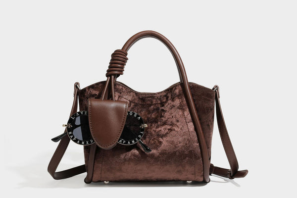 Kleine, strukturierte Henkeltasche mit samtartiger Oberfläche in Braun, geknoteten Henkeln, Fronttasche mit Klappe und abnehmbarem Detail
