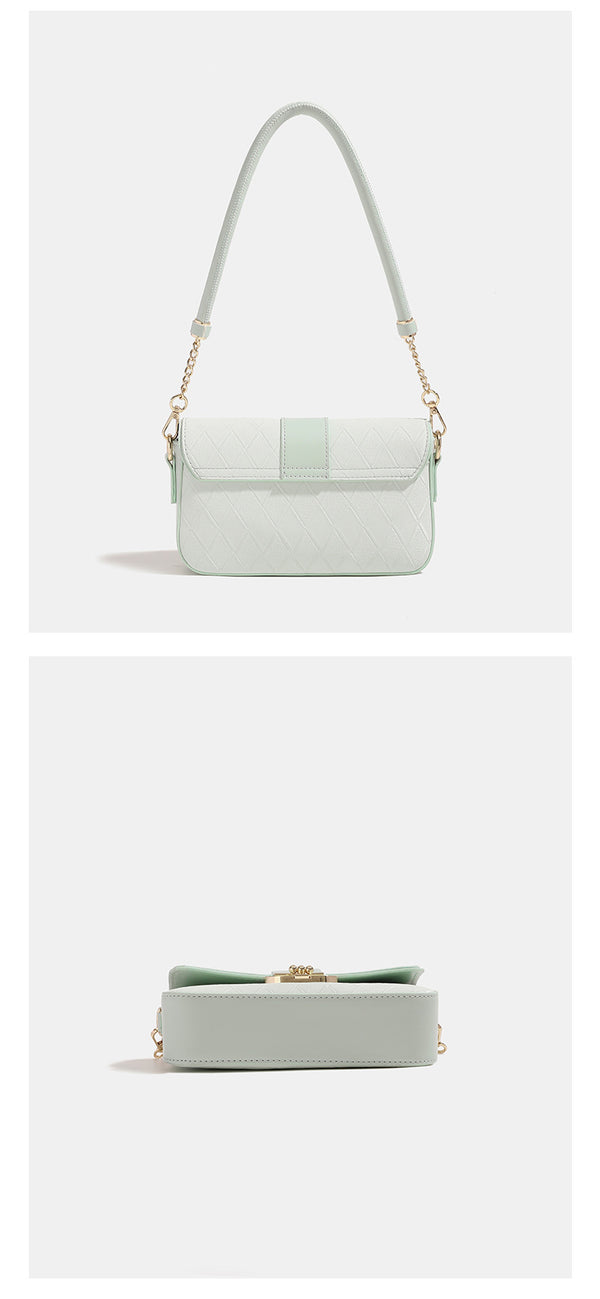 Kleine strukturierte gesteppte Klappentasche mit Rautenmuster in Mintgrün, goldfarbenem Drehverschluss und abnehmbarem Kettenriemen zum Tragen als Crossbody-Tasche